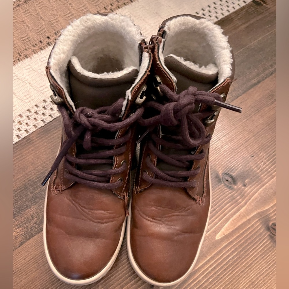 Boys size 3 boots